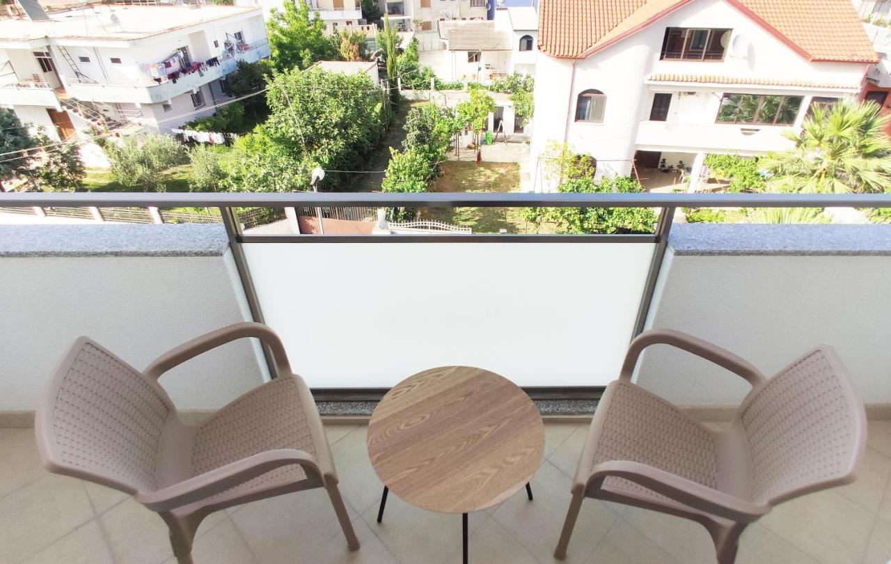 Villa Luelfa Durrës Exteriör bild